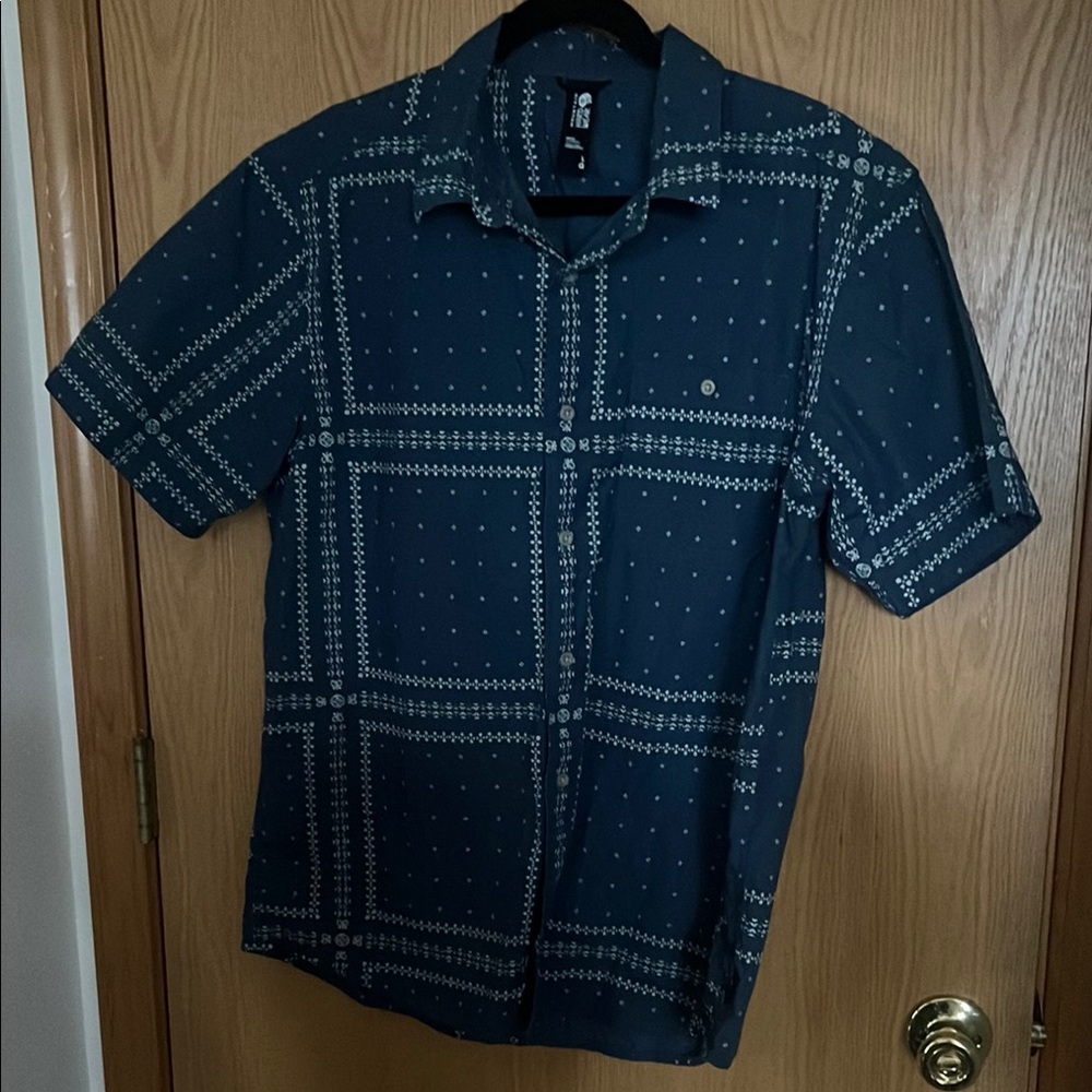 Men's Blue Patterned Short Sleeve Shirt - Mountain Hardware - Sz L - Like new